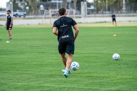 soccer player scanning the field